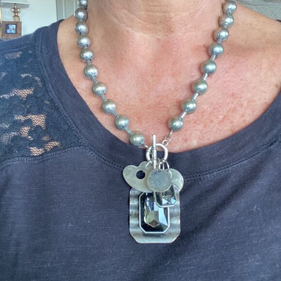 Metal charm necklace - Picture 3 of 3